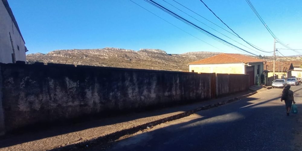 Lotes na Rua da Palha murado (2)